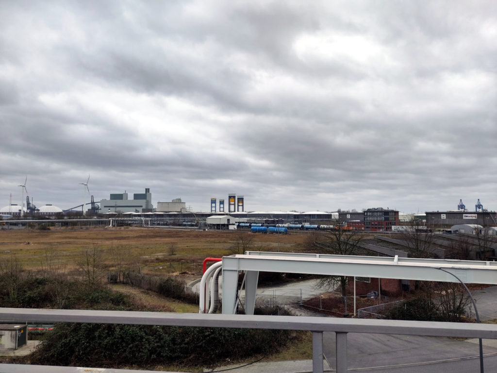 Hafen mit Kattwykbrücke und Kraftwerk Moorburg
